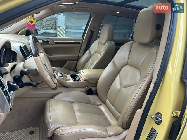 Желтый Порше Каен, объемом двигателя 3 л и пробегом 220 тыс. км за 15300 $, фото 25 на Automoto.ua