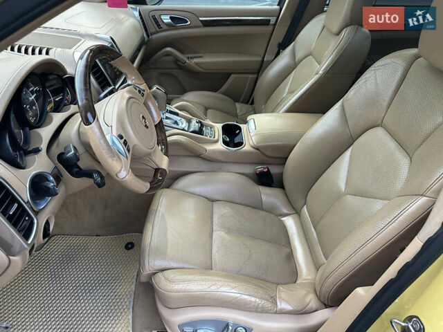 Желтый Порше Каен, объемом двигателя 3 л и пробегом 220 тыс. км за 15300 $, фото 27 на Automoto.ua