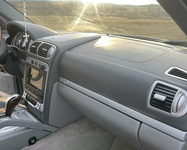 Серый Порше Каен, объемом двигателя 4.5 л и пробегом 265 тыс. км за 9000 $, фото 44 на Automoto.ua