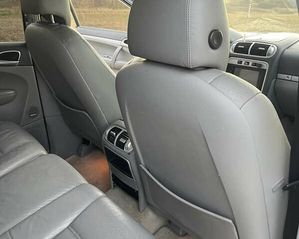 Серый Порше Каен, объемом двигателя 4.5 л и пробегом 265 тыс. км за 9000 $, фото 49 на Automoto.ua