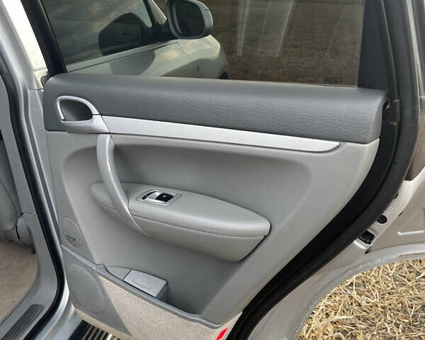 Серый Порше Каен, объемом двигателя 4.5 л и пробегом 265 тыс. км за 9000 $, фото 48 на Automoto.ua