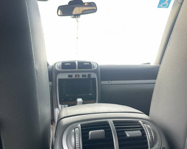 Серый Порше Каен, объемом двигателя 4.5 л и пробегом 265 тыс. км за 9000 $, фото 46 на Automoto.ua