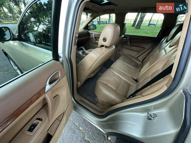 Сірий Порше Cayenne, об'ємом двигуна 3.2 л та пробігом 299 тис. км за 5950 $, фото 21 на Automoto.ua