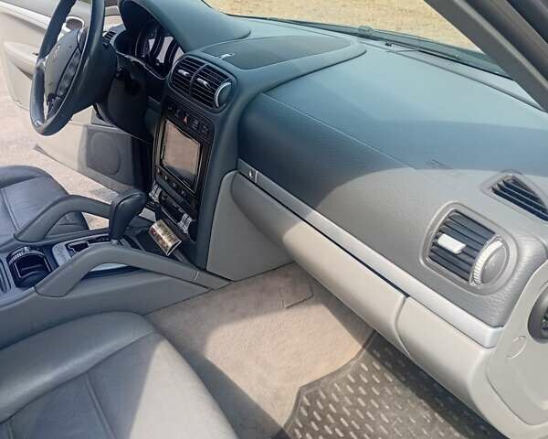 Сірий Порше Cayenne, об'ємом двигуна 3.19 л та пробігом 245 тис. км за 9999 $, фото 2 на Automoto.ua