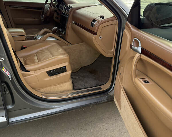 Сірий Порше Cayenne, об'ємом двигуна 4.8 л та пробігом 240 тис. км за 9300 $, фото 18 на Automoto.ua