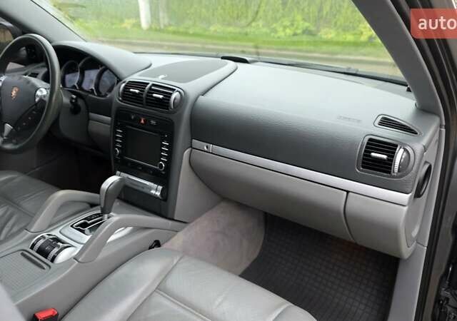 Сірий Порше Cayenne, об'ємом двигуна 4.8 л та пробігом 120 тис. км за 12000 $, фото 11 на Automoto.ua