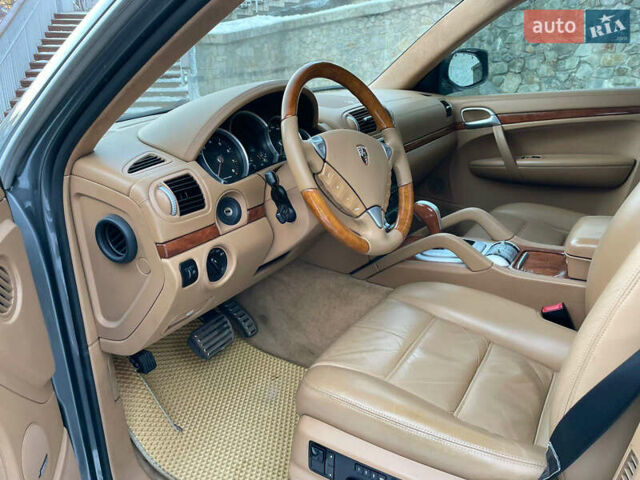 Сірий Порше Cayenne, об'ємом двигуна 4.8 л та пробігом 189 тис. км за 12500 $, фото 10 на Automoto.ua