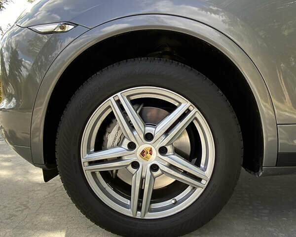 Сірий Порше Cayenne, об'ємом двигуна 4.8 л та пробігом 170 тис. км за 17000 $, фото 11 на Automoto.ua