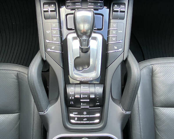Сірий Порше Cayenne, об'ємом двигуна 4.8 л та пробігом 170 тис. км за 17000 $, фото 20 на Automoto.ua
