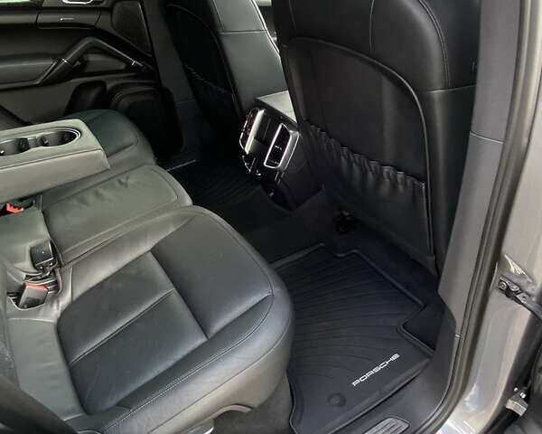 Сірий Порше Cayenne, об'ємом двигуна 4.8 л та пробігом 170 тис. км за 17000 $, фото 27 на Automoto.ua
