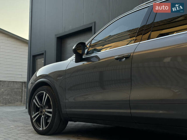 Серый Порше Каен, объемом двигателя 3 л и пробегом 220 тыс. км за 25999 $, фото 2 на Automoto.ua