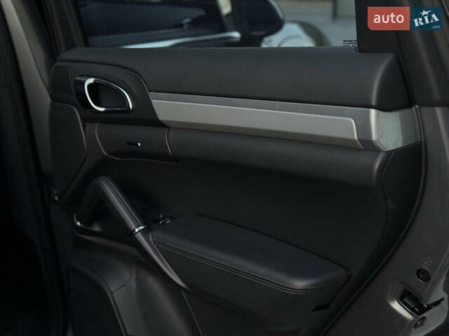 Серый Порше Каен, объемом двигателя 3 л и пробегом 220 тыс. км за 25999 $, фото 37 на Automoto.ua