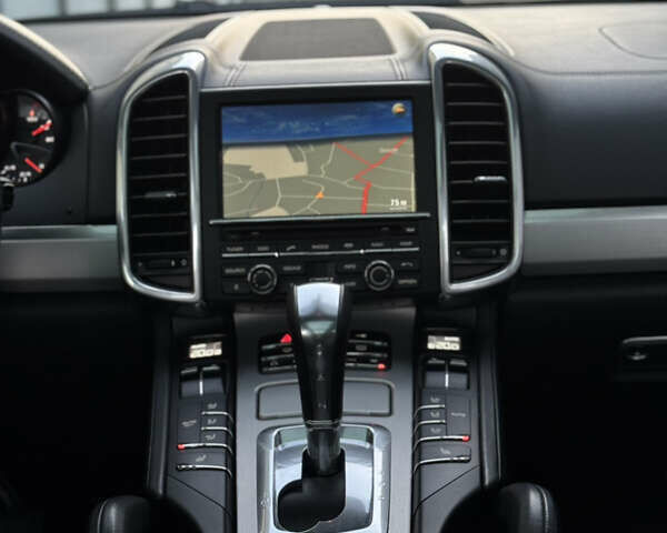 Серый Порше Каен, объемом двигателя 3 л и пробегом 220 тыс. км за 23999 $, фото 21 на Automoto.ua