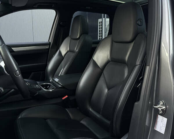 Серый Порше Каен, объемом двигателя 3 л и пробегом 220 тыс. км за 23999 $, фото 31 на Automoto.ua