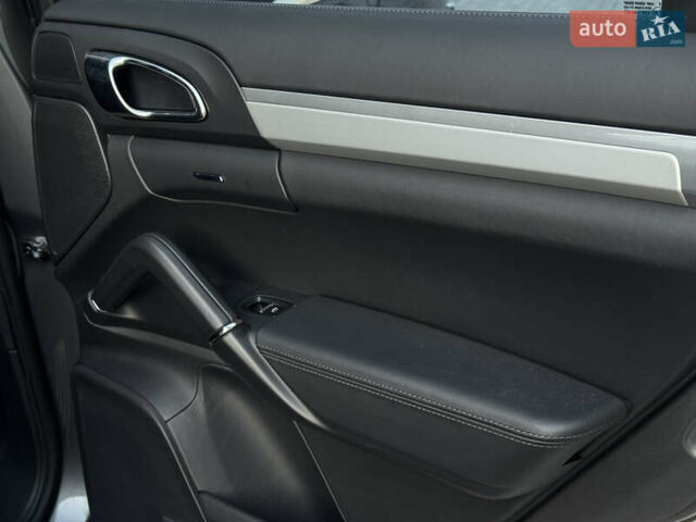 Серый Порше Каен, объемом двигателя 3 л и пробегом 220 тыс. км за 23999 $, фото 36 на Automoto.ua