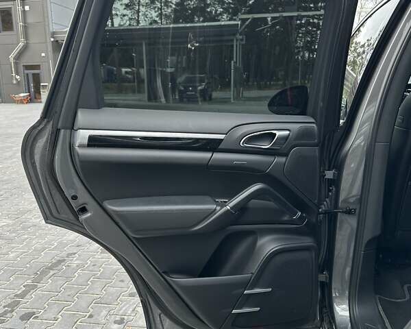 Сірий Порше Cayenne, об'ємом двигуна 3 л та пробігом 232 тис. км за 23200 $, фото 61 на Automoto.ua