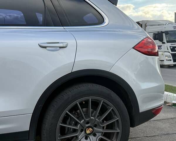 Сірий Порше Cayenne, об'ємом двигуна 2.97 л та пробігом 182 тис. км за 26000 $, фото 9 на Automoto.ua