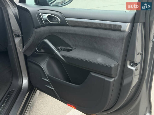 Серый Порше Каен, объемом двигателя 4.81 л и пробегом 84 тыс. км за 29999 $, фото 6 на Automoto.ua