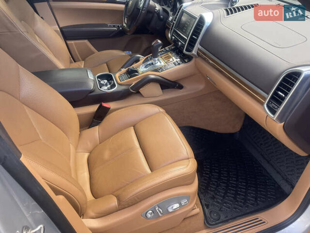 Серый Порше Каен, объемом двигателя 2.97 л и пробегом 223 тыс. км за 23800 $, фото 30 на Automoto.ua