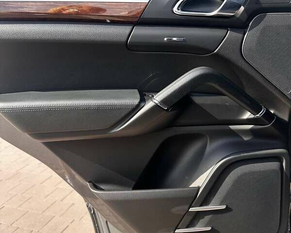 Сірий Порше Cayenne, об'ємом двигуна 2.97 л та пробігом 199 тис. км за 25000 $, фото 17 на Automoto.ua