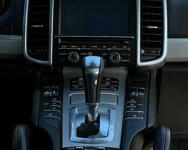 Серый Порше Каен, объемом двигателя 4.81 л и пробегом 145 тыс. км за 26000 $, фото 3 на Automoto.ua