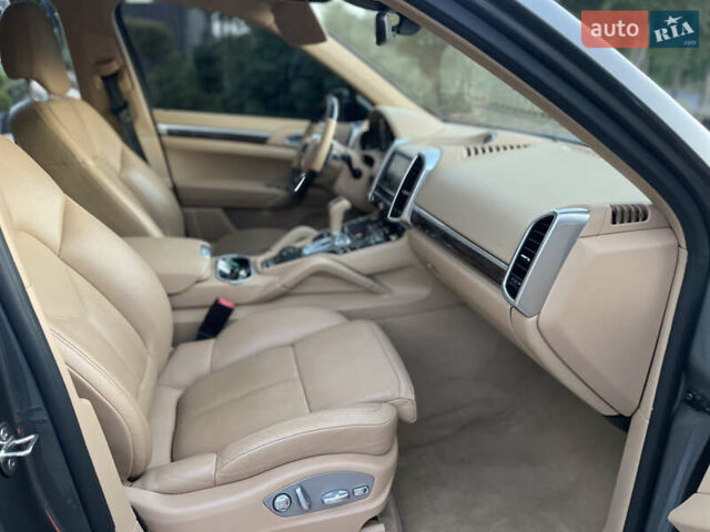 Серый Порше Каен, объемом двигателя 3 л и пробегом 191 тыс. км за 28000 $, фото 21 на Automoto.ua