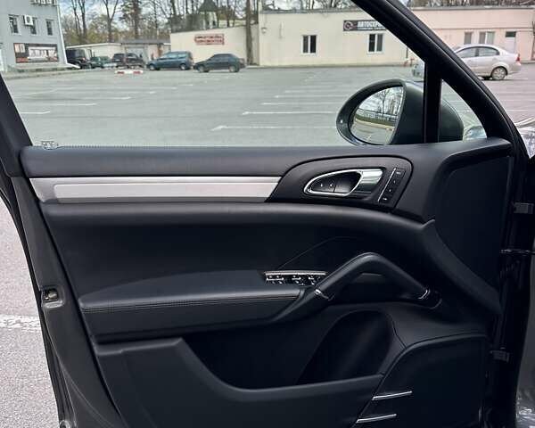 Сірий Порше Cayenne, об'ємом двигуна 2.97 л та пробігом 190 тис. км за 33700 $, фото 27 на Automoto.ua