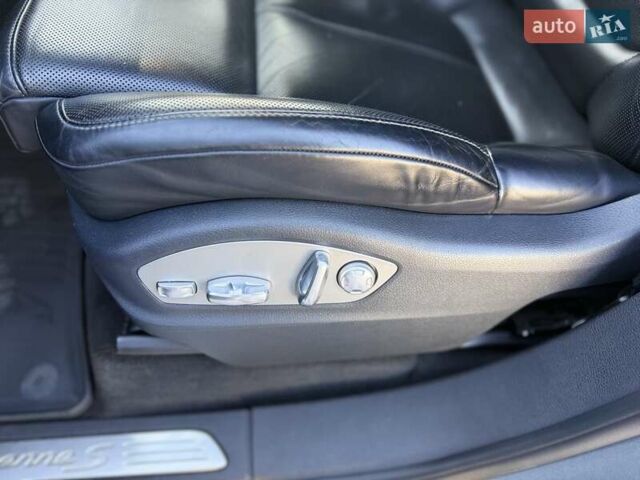 Порше Каен 2015 в Малине на Automoto.ua Серый Порше Каен, объемом двигателя 3 л и пробегом 94 тыс. км за 28700 $, фото 9 на Automoto.ua