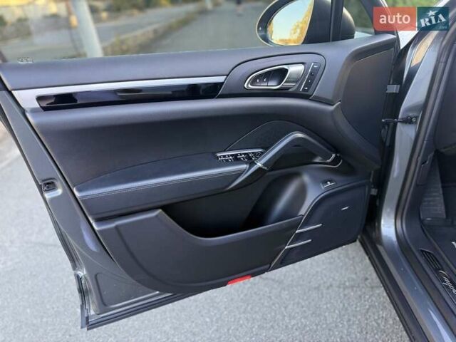 Порше Каен 2015 в Малине на Automoto.ua Серый Порше Каен, объемом двигателя 3 л и пробегом 94 тыс. км за 28700 $, фото 10 на Automoto.ua