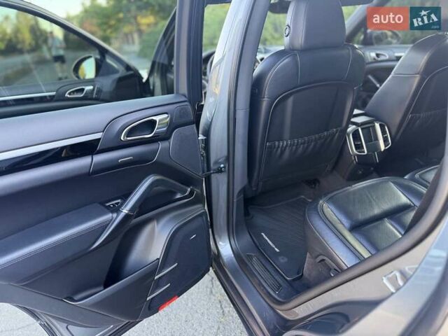 Порше Каен 2015 в Малине на Automoto.ua Серый Порше Каен, объемом двигателя 3 л и пробегом 94 тыс. км за 28700 $, фото 15 на Automoto.ua