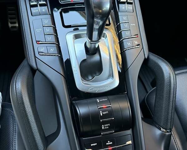 Порше Каен 2015 в Малине на Automoto.ua Серый Порше Каен, объемом двигателя 3 л и пробегом 94 тыс. км за 28700 $, фото 24 на Automoto.ua