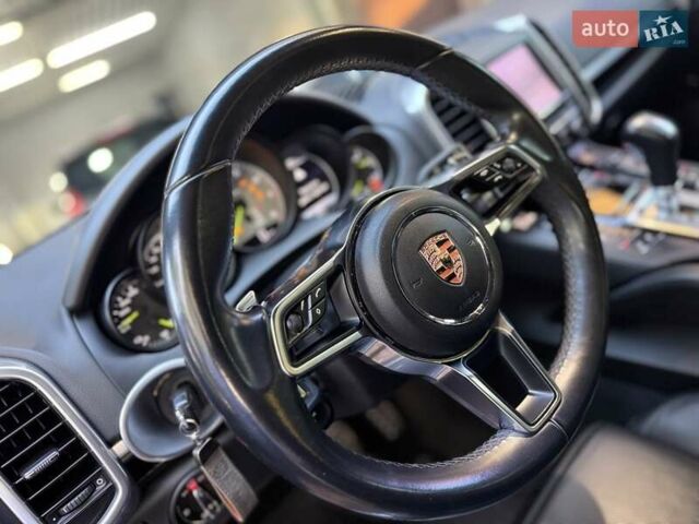 Порше Каен 2015 в Малине на Automoto.ua Серый Порше Каен, объемом двигателя 3 л и пробегом 94 тыс. км за 28700 $, фото 33 на Automoto.ua