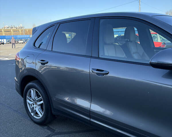 Серый Порше Каен, объемом двигателя 3.6 л и пробегом 171 тыс. км за 27000 $, фото 6 на Automoto.ua