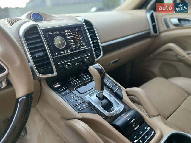 Серый Порше Каен, объемом двигателя 3 л и пробегом 191 тыс. км за 28000 $, фото 31 на Automoto.ua