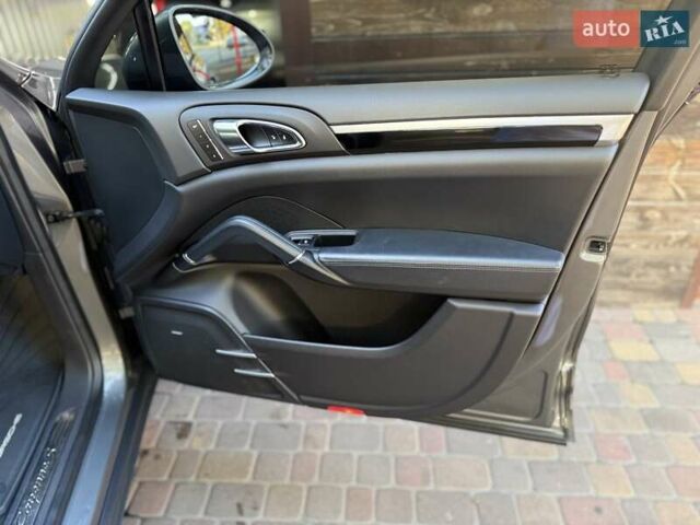 Порше Каен 2015 в Малине на Automoto.ua Серый Порше Каен, объемом двигателя 3 л и пробегом 94 тыс. км за 28700 $, фото 26 на Automoto.ua