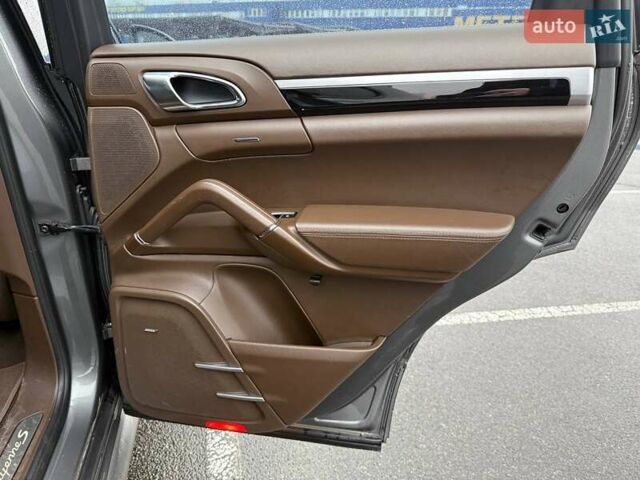 Серый Порше Каен, объемом двигателя 4.13 л и пробегом 261 тыс. км за 39900 $, фото 5 на Automoto.ua