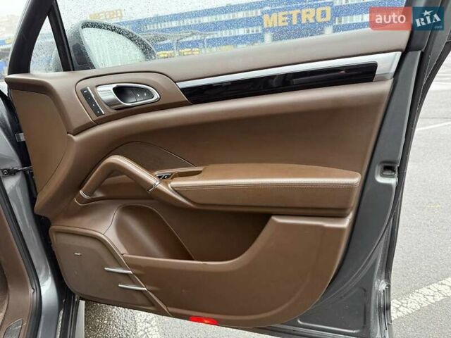 Серый Порше Каен, объемом двигателя 4.13 л и пробегом 261 тыс. км за 39900 $, фото 6 на Automoto.ua