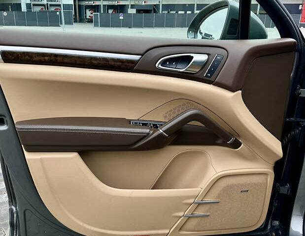 Сірий Порше Cayenne, об'ємом двигуна 4.81 л та пробігом 77 тис. км за 44000 $, фото 23 на Automoto.ua