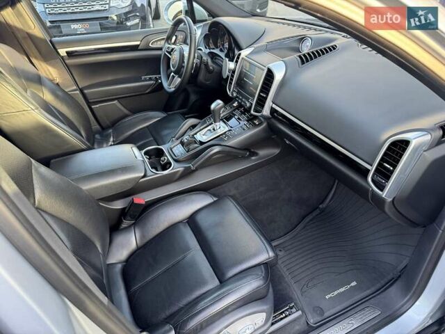 Порше Каен 2017 в Киеве на Automoto.ua Серый Порше Каен, объемом двигателя 3.6 л и пробегом 130 тыс. км за 33999 $, фото 31 на Automoto.ua