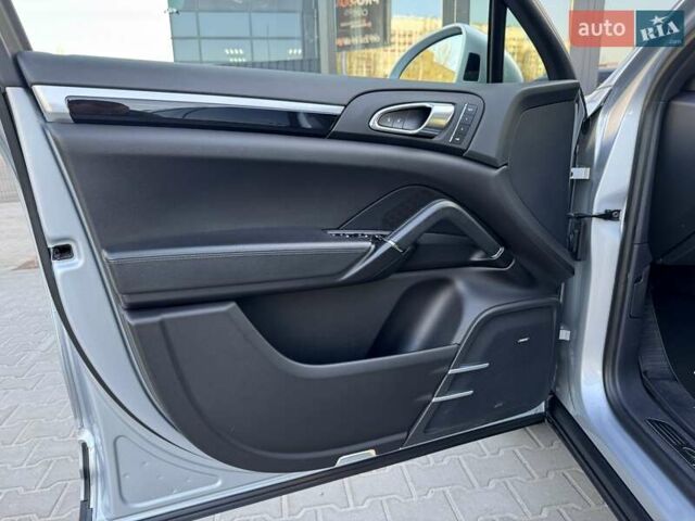 Порше Каен 2017 в Киеве на Automoto.ua Серый Порше Каен, объемом двигателя 3.6 л и пробегом 130 тыс. км за 33999 $, фото 19 на Automoto.ua