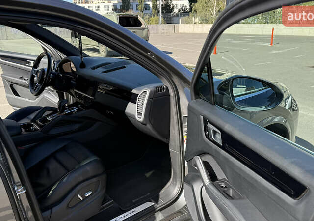 Сірий Порше Cayenne, об'ємом двигуна 3 л та пробігом 80 тис. км за 51000 $, фото 13 на Automoto.ua