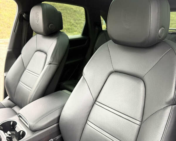 Серый Порше Каен, объемом двигателя 3 л и пробегом 60 тыс. км за 60500 $, фото 44 на Automoto.ua