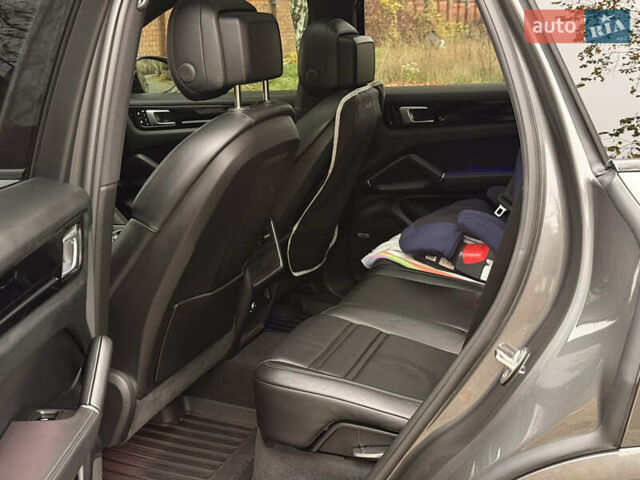 Серый Порше Каен, объемом двигателя 2.89 л и пробегом 59 тыс. км за 57000 $, фото 16 на Automoto.ua