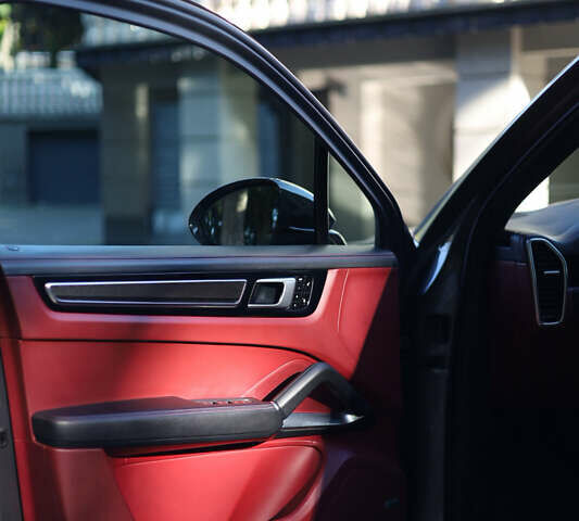 Порше Каен 2018 в Ужгороде на Automoto.ua Серый Порше Каен, объемом двигателя 4 л и пробегом 89 тыс. км за 69000 $, фото 3 на Automoto.ua