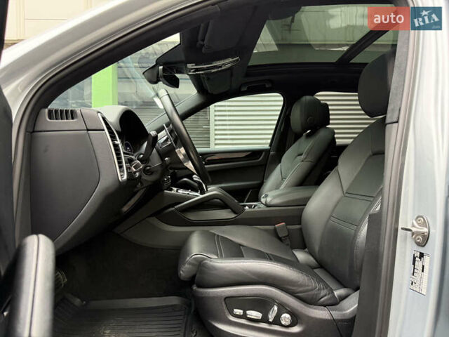 Серый Порше Каен, объемом двигателя 2.9 л и пробегом 37 тыс. км за 67000 $, фото 13 на Automoto.ua