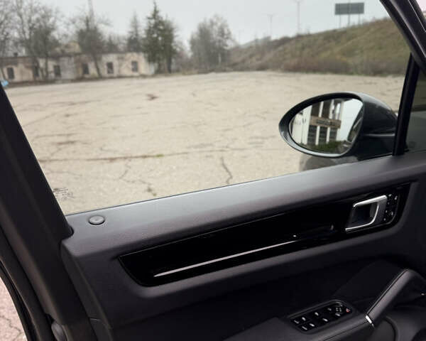 Серый Порше Каен, объемом двигателя 3 л и пробегом 60 тыс. км за 60500 $, фото 43 на Automoto.ua