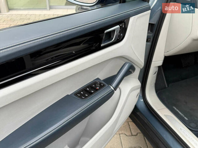 Сірий Порше Cayenne, об'ємом двигуна 3 л та пробігом 168 тис. км за 54000 $, фото 12 на Automoto.ua