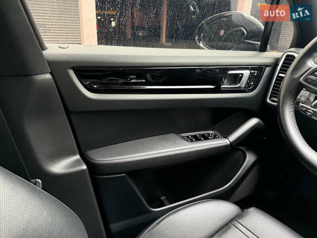 Серый Порше Каен, объемом двигателя 2.9 л и пробегом 32 тыс. км за 64000 $, фото 16 на Automoto.ua