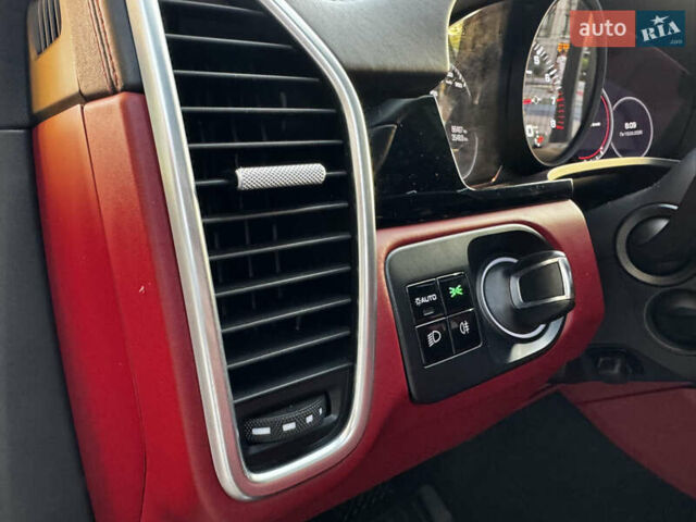 Сірий Порше Cayenne, об'ємом двигуна 3 л та пробігом 86 тис. км за 55700 $, фото 40 на Automoto.ua