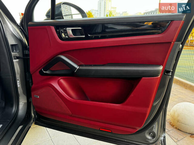 Сірий Порше Cayenne, об'ємом двигуна 3 л та пробігом 86 тис. км за 55700 $, фото 28 на Automoto.ua